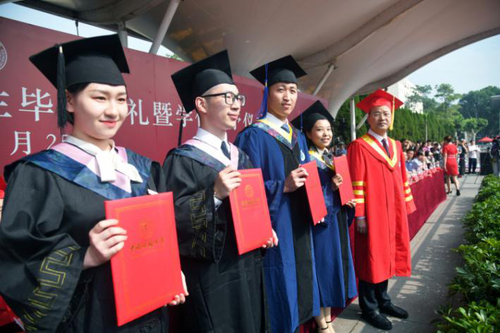 中國地質大學(武漢)畢業(yè)典禮:平凡鑄就偉大 wuhan2