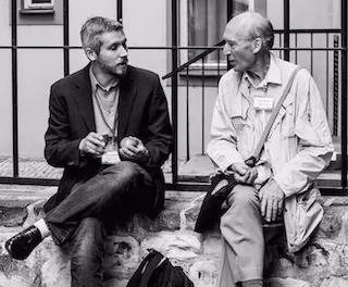 圖1:蒂姆·科斯洛斯基與朱利安·巴伯在布拉格召開的百年愛因斯坦會議上(Credit: Jakub Haláček)